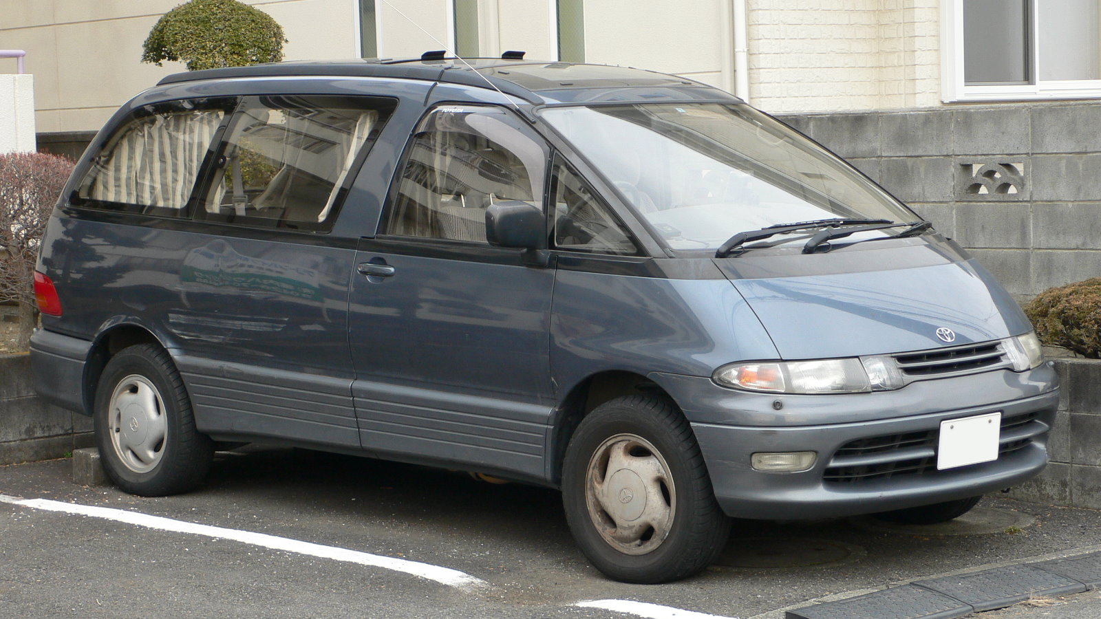 Toyota Estima 2005 photo - 3