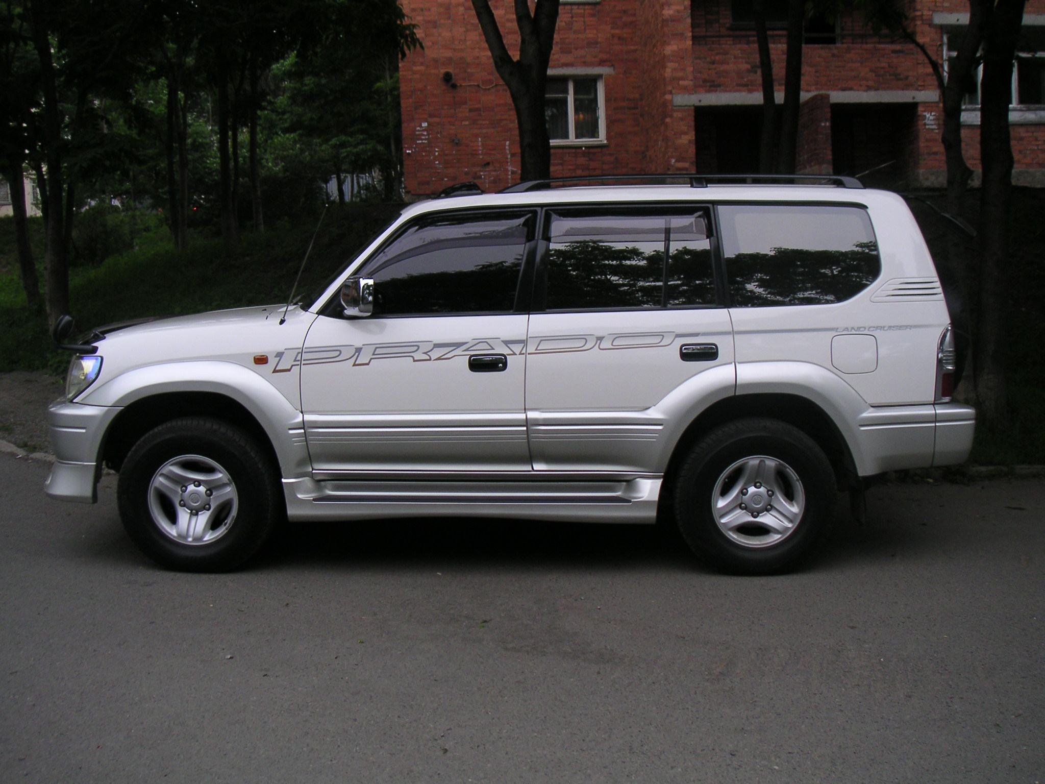Toyota Land Cruiser 2000 photo - 1