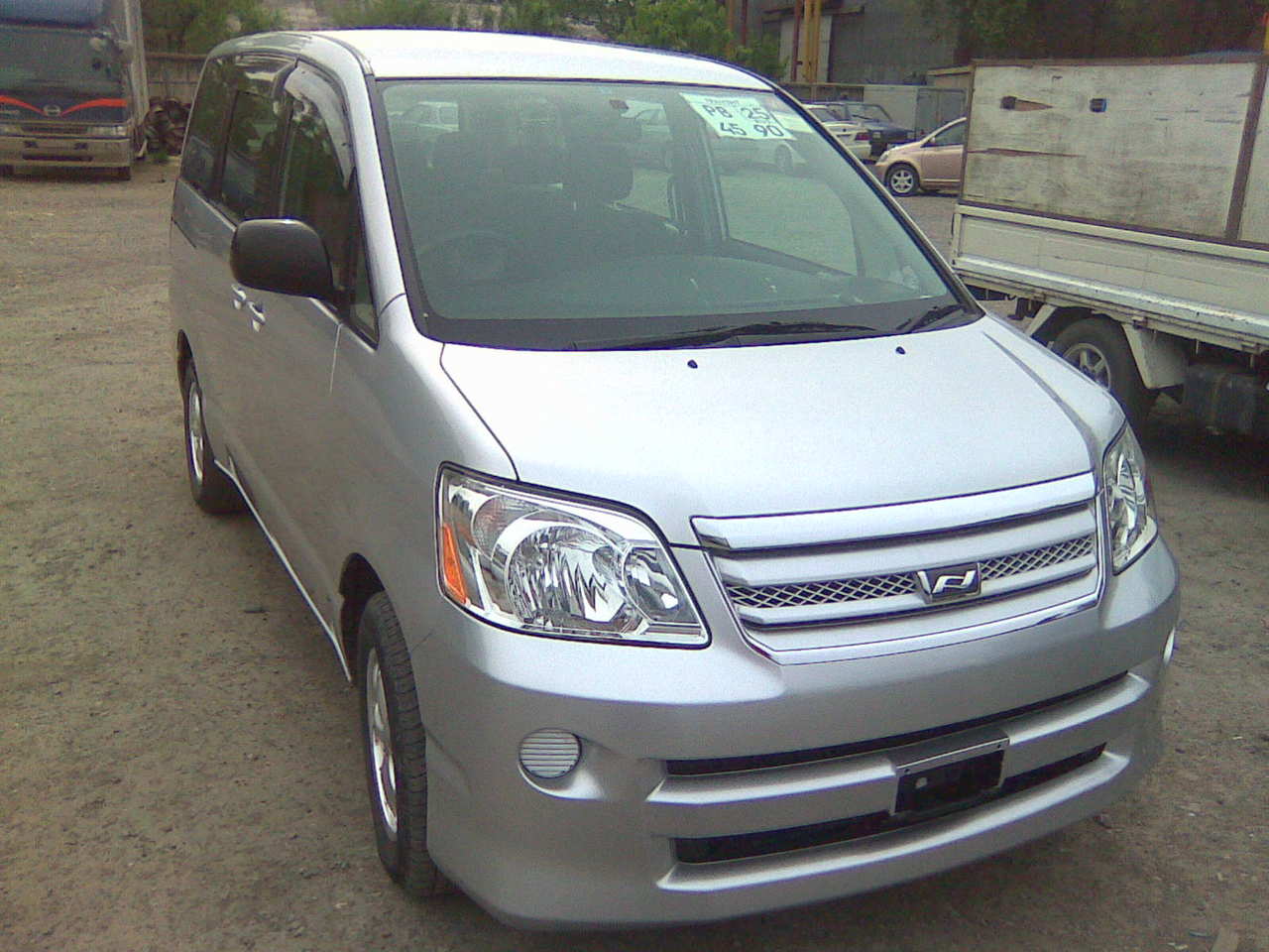 Toyota noah 2004 photo - 1