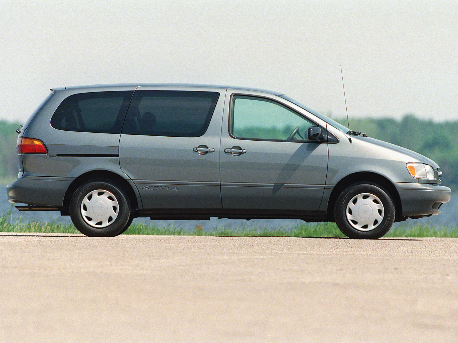 Toyota Sienna 1997 photo - 2